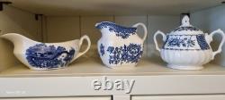 Lot de travail tasses, soucoupes, assiettes, vases en porcelaine bleue et blanche vintage