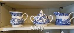 Lot de travail tasses, soucoupes, assiettes, vases en porcelaine bleue et blanche vintage
