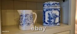 Lot de travail tasses, soucoupes, assiettes, vases en porcelaine bleue et blanche vintage