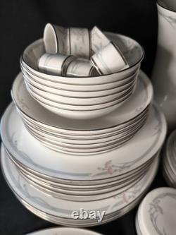 Rare Ensemble de Dîner et Café Royal Doulton Carnation 1982 pour 6 personnes