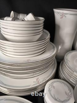 Rare Ensemble de Dîner et Café Royal Doulton Carnation 1982 pour 6 personnes