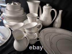 Rare Ensemble de Dîner et Café Royal Doulton Carnation 1982 pour 6 personnes