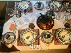 Rétro Vintage Tablescape Dîner Set Avec Assiettes, Bols, Verres Et Café Set