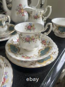 Service à café Royal Albert Berkeley, 21 pièces : théière, tasse, soucoupe, lait, sucre.