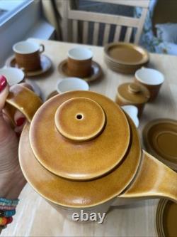 Service à café vintage Hornsea Saffron, Angleterre, années 1970, cafetière, tasses, assiettes Service à café vintage Hornsea Saffron, Angleterre, années 1970, cafetière, tasses, assiettes