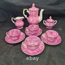Service à café vintage de Limoges avec décor de paysage : pot à café, sucrier, crémier, tasses à café en porcelaine rose.