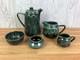Service &agrave; Caf&eacute; Vintage En Poterie D&rsquo;atelier, 5 Pi&egrave;ces, Gla&ccedil;ure Verte D&eacute;goulinante, Milieu Du Si&egrave;cle, Mcm