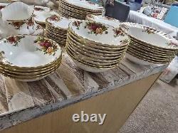 Service à dîner et à thé Royal Albert Old Country Roses en porcelaine fine vintage, 62 pièces