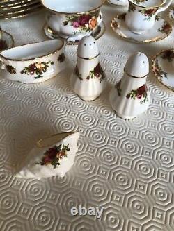 Service à dîner et à thé Vintage en porcelaine fine Royal Albert Old Country Roses 62 pièces