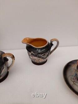 Service à thé de 13 pièces avec design de dragon japonais peint à la main des années 1950, couleur orange et noire.
