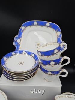 Service à thé et à café en porcelaine vintage de 23 pièces, bleu cobalt et dorure à l'or, tasses, soucoupes et assiettes.