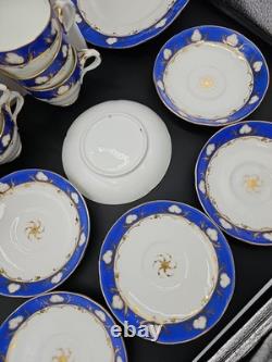 Service à thé et à café en porcelaine vintage de 23 pièces, bleu cobalt et dorure à l'or, tasses, soucoupes et assiettes.