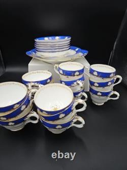 Service à thé et à café en porcelaine vintage de 23 pièces, bleu cobalt et dorure à l'or, tasses, soucoupes et assiettes.