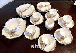 Service à thé et assiettes en porcelaine fine Royal Stafford (27 pièces)