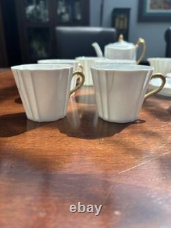 Service à thé et café Art déco en porcelaine fine Wedgwood Angleterre vintage avec poignées dorées, tasses et pot
