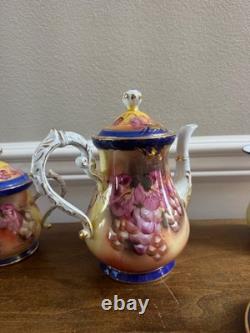 Service à thé et café vintage 17 pièces en porcelaine de Limoges bleu cobalt et or avec raisins, reproduction