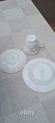 Service à thé vintage 16 pièces en porcelaine fine Duchess à motif floral, tasse, soucoupe et assiette à dessert, neuf