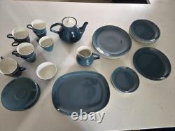 Service à thé vintage Poole Pottery Blue Moon : théière, tasses, pot à lait, assiettes et plat de service