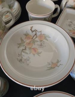 Service de table Wedgwood design Pêche 34 pièces