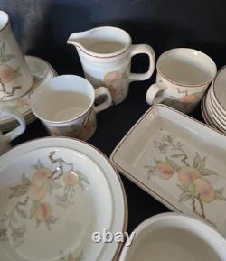 Service de table Wedgwood design Pêche 34 pièces