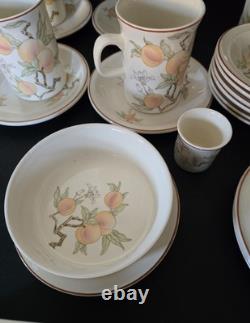 Service de table Wedgwood design Pêche 34 pièces