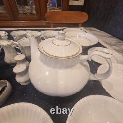 Service de table et à thé en porcelaine polonaise Chodziez vintage impeccable. 49 pièces
