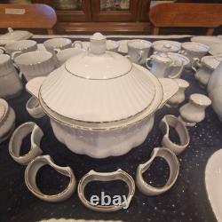 Service de table et à thé en porcelaine polonaise Chodziez vintage impeccable. 49 pièces