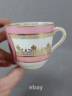 Tasse à café et soucoupe en porcelaine de Chine rose peinte à la main britannique, c. 1860-1870.