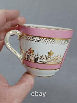 Tasse à café et soucoupe en porcelaine de Chine rose peinte à la main britannique, c. 1860-1870.