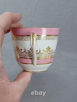 Tasse à café et soucoupe en porcelaine de Chine rose peinte à la main britannique, c. 1860-1870.