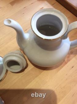 Un magnifique service à café en porcelaine blanche avec ornementation vintage - Bavarois