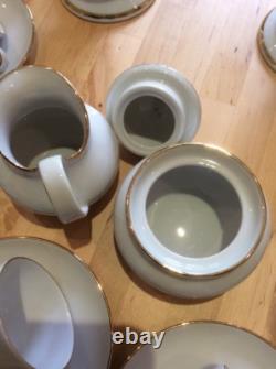 Un magnifique service à café en porcelaine blanche avec ornementation vintage - Bavarois