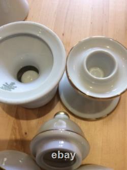 Un magnifique service à café en porcelaine blanche avec ornementation vintage - Bavarois