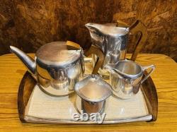 Un service à thé et à café Picquot Ware vintage en cinq pièces avec poignées en bois des années 1950