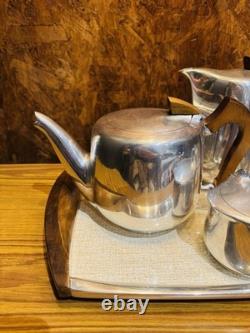Un service à thé et à café Picquot Ware vintage en cinq pièces avec poignées en bois des années 1950