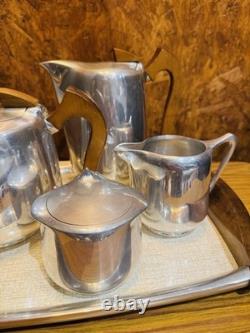 Un service à thé et à café Picquot Ware vintage en cinq pièces avec poignées en bois des années 1950