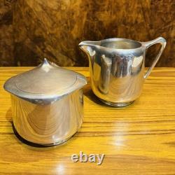 Un service à thé et à café Picquot Ware vintage en cinq pièces avec poignées en bois des années 1950