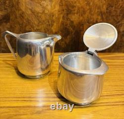Un service à thé et à café Picquot Ware vintage en cinq pièces avec poignées en bois des années 1950