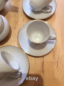 Un superbe service à café en porcelaine blanche avec bordure en or vintage - Bavarois