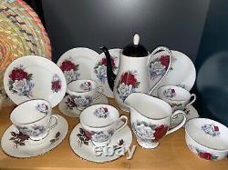 Véritable Service à Café en Porcelaine Fine VTG Bone China avec Tasses, Soucoupes, Assiettes, Cruche et Bol en Rose Antique Trio