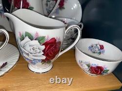 Véritable ensemble de café en porcelaine fine Bone China Tasses Soucoupes Assiettes Cruche Bol Roses Antiques Trios