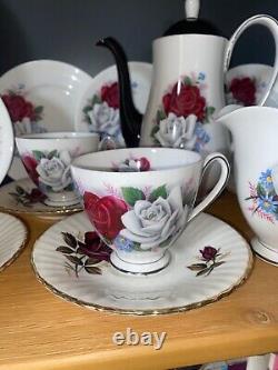 Véritable ensemble de café en porcelaine fine Bone China Tasses Soucoupes Assiettes Cruche Bol Roses Antiques Trios