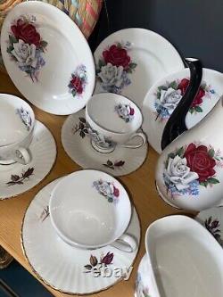 Véritable ensemble de café en porcelaine fine Bone China Tasses Soucoupes Assiettes Cruche Bol Roses Antiques Trios